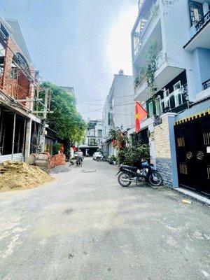 đường 8m ô tô tránh nhau - nhà 4 tầng - gần hoàng diệu 2 - (4m *18m)- bao giá thị trường