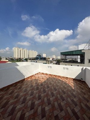bán nhà kim giang, 30/32m2 5tầng 1tum, 7.45tỷ, vị trí nhà đẹp 3bước ra mặt đường ô tô tải dừng đỗ.