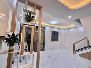 5.7 tỷ - 80m2 lê văn việt vô 100m, gần ngã 4 thủ đức- nhà đẹp ở ngay 2 tầng ngang 11m, 4pn 2wc