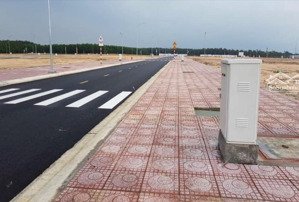 duy nhất 1 lô 210m2, giá 4 tỷ 5 cạnh làng đại học lt shr, ngay đường chính về sblt, full thổ