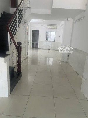 chính chủ cho thuê mb mt q.10 thành thái có hầm sân vỉa hè 4x16 giá chủ 18tr lh ngân.