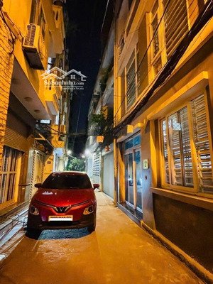 bán nhà hot phố bồ đề , 42m2 x 4 tầng , ô tô đỗ cửa ,giá 10,5 tỷ