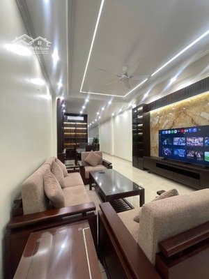 nhà mặt phố ngô gia tự, thang máy, nội thất xịn xò, vỉa hè đậu cả 5 xe ô tô, kinh doanh, ở sướng