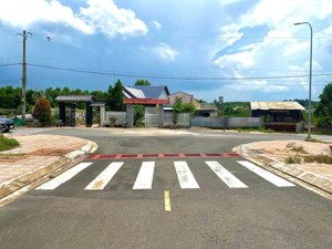 bán lô 138m2 ngay kdc đông đúc, kế kcn long đức và khu thương mại tự do. giá 2tỷ8 - sổ hồng riêng