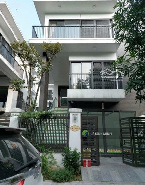 cho thuê căn nhà liền kề khu đô thị. diện tích 150m2, mặt tiền 6m, 04 tầng. sân vườn xung quanh.