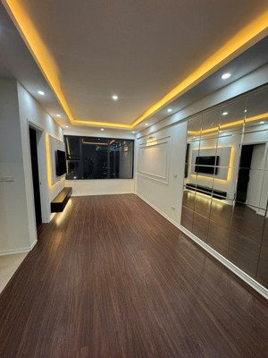 chủ cần trả bank bán gấp căn 2n tại green star giá chỉ 6tỷ. tầng trung hướng mát, full đồ.slot ô tô