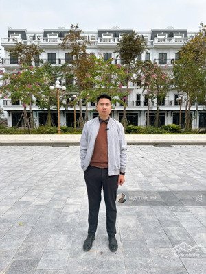 em cần bán liền kề đối diện vườn hoa trung tâm giá bán tiền đất chỉ 10,8 tỷ