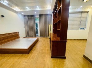 bán căn biệt thự đẹp 150 m2, khu him lam quận 7. nhà đối diện công viên mát mẻ.