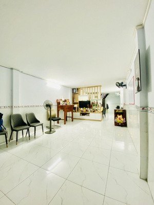 bán nhà đẹp vuông vức ngay cổng nhà ga t3, tân bình diện tích: 4 x 17 = 68m vuông vức,