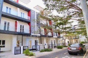 bán shophoue village giá rẻ nhất thủ đức vừa ở vừa kinh doanh chỉ 7tỷ300, dt 108m2. lh 