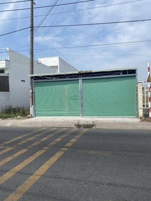 cần tiền bán gấp căn nhà cấp 4 mt đường hu go xã trung an. củ chi