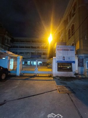 cần bán nhà nát tiện xây căn hộ dịch vụ, ngay sau lưng trường cán bộ quận 3