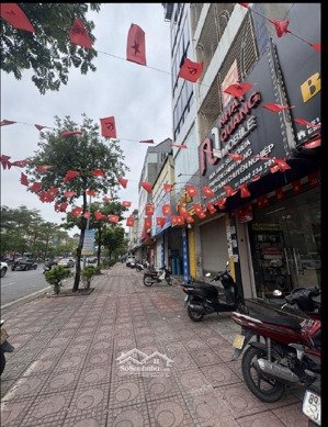 ngô gia tự căn góc hiếm 42m 6 tầng thang máy ngõ thông ô tô vào nhà căn góc thoáng