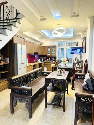 16.5tỷ dt: 100m2x5 tầng gần ngay chợ ngọc thuỵ ngõ thông oto vào nhà