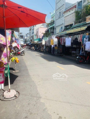 nhà sát chợ nhị thiên đường ngang 4,5m 11m - chủ xây ở kiên cố - 5 tỷ hơn xíu - lh 