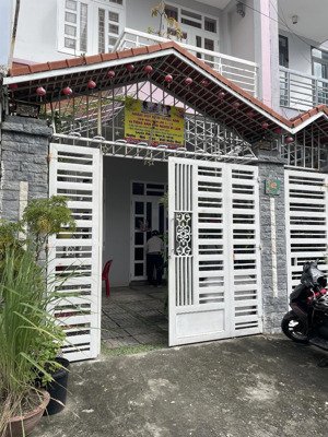 nhà 2 tầng diện tích 105m2 đường 10m khu dân cư vĩnh hoà