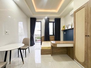 cho thuê căn stu bancol, máy giặt riêng, toà nhà mới hầm xe thang máy, gần trường đh văn lang