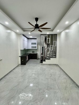 ô tô chạy qua cửa phố minh khai, ngõ nông thông kinh doanh, nhà mới 2 thoáng, cc cần bán gấp 39m2