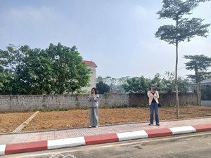 cần tiền bán gấp lô đất thổ cư hoà lạc thạch thất, vị trí đẹp giá mềm