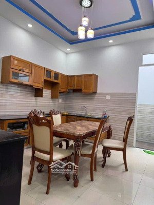 bán nhà tên lửa nối dài 4 x 18m, 2 tầng xe hơi đỗ cửa tặng full nội thất nhỉnh 5 tỷ