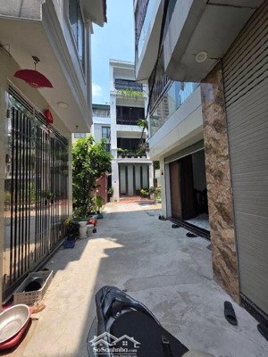 nhà ngay ngã tư thạch bàn trung tậm quận long biên ô tô đỗ gần thang máy thoáng sáng yên tĩnh