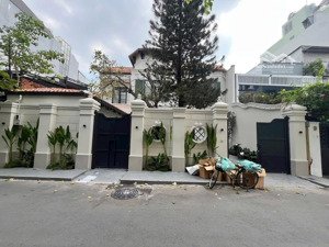 khan hiếm,chủ cần bán biệt thự đẹp nhất quận 1.mặt tiền đường trần khánh dư 14x26,5m2 giá 170 tỷ.