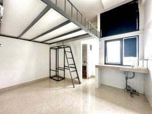 cho thuê phòng có gác có cửa sổ lớn liền kề phú mỹ hưng, gần khu chế xuất tân thuận