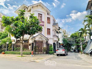 bán biệt thự góc 2 mặt tiền đường lê thúc hoạch. ngang 16m dài 9m. đúc 3,5 tấm đẹp nội thất xịn sò