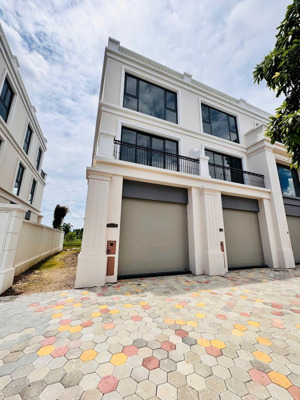 2 căn shophouse mặt đường đại lộ 36m tại dự án vinhomes royal island vũ yên