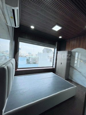 studio cửa sổ lớn tại lê đức thọ