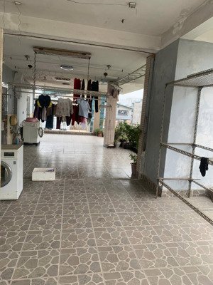 em cần tiền bán gấp căn nhà mặt hồ trí đức ( đối diện trường trung học trí đức) dt 120m2. full đồ.