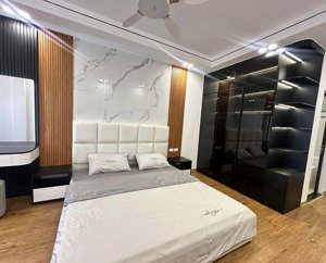 siêu phẩm view hồ hoàng cầu - ôtô đỗ cửa - 2 thoáng - kv lõi đống đa - dt 82m 7t thang máy, full nt