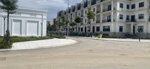 có căn liền kề mặt vườn hoa, không lỗi. giá 36 tỷ lh em 