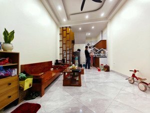 6,5 tỷ, ngõ nông thông vòng quanh, dt 32m2, mt 3,4m, nhà dân thoáng sáng, sổ vuông nở hậu