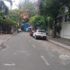 24 tỷ 500 thương lượng, biệt thự 3 tầng, mặt tiền khu dân cư, diện tích : ngan 10 mét - dài 19 mét.