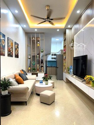 ô tô đỗ cổng phố hoàng mai nhà đẹp 2 thoáng dân xây ở ngay 45m x6t giá 7.6 tỷ có tl