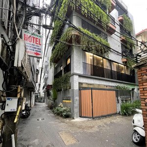 cần bán nhà tại phố nhật chiêu, đi bộ vài mét ra hồ tây, dt 60m2 xây 5 tầng, nhà đẹp ở luôn.