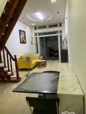 nhà nc - full nội thất - cmt8 - 3x10m - trệt lầu - 2pn 2wc - 11 triệu tl - hằng xem nhà