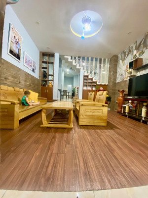 hiếm chủ cần bán gấp trước tết 108m2 nhà 3 tầng hẻm xe hơi ngay đoàn thị kia giá chỉ 3,7 tỷ.