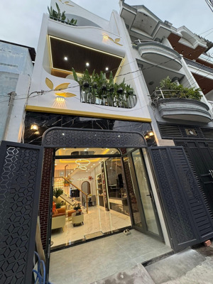 tôi thiện chí bán nhà đường 7m trần cao vân, p6, q 3, dt 80m2, giá 3 tỷ 790tr, thuê 24tr, sổ riêng.