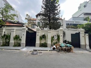 khan hiếm,chủ cần bán biệt thự đẹp nhất quận 1.mặt tiền đường trần khánh dư 14x26,5m2 giá 170 tỷ.