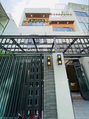 chính chủ bán nhà sổ đẹp ngay nguyễn cừ,thảo điền,quận 2.giá:6tỷ460/ 5.5m x 14.8m (81.4m2)