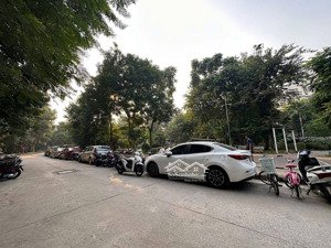 không thể bỏ lỡ -370m2 đất -ô tô tránh vỉa hè, view vườn hoa hoàng cầu- mt 10m- 125 tỷ .