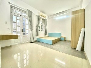 cho thuê phòng ban công full nội thất ở tân cảng gần ngã tư hàng xanh, bình thạnh giáp q1, q2