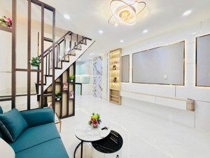 cô chú lớn tuổi cần bán gấp căn nhà tại lê quang định, bình thạnh