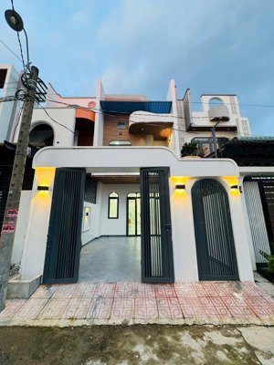 bán nhà kcn cầu tràm.nhà mới xây thuận tiện gần chợ và trường học cách tphcm 20 cây số.