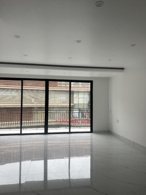 cho thuê siêu phẩm vị trí cực hot - đối diện trung tâm thương mại - view sau nhà biển hồ nhân tạo