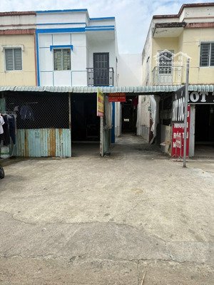 bán dãy nhà trọ đường d11 ở kcn bàu bàng khu vực sầm uất dt 150m2 shr hiện đang cho thu nhập 8tr