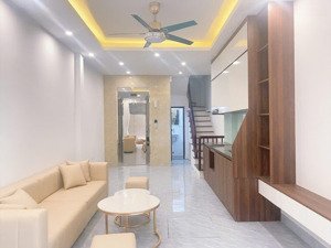 bán nhà 5 tầng thang máy mậu lương oto đỗ cửa ,vào nhà. kinh doanh sầm uất.