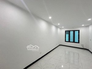 tam trinh 35m2,dân xây 5 tầng 3 ngủ chắc chắn,ba bước ra mặt đường tam trinh. giá 7.1t